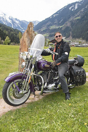 Auch mit seiner lila Harley sorgt er für Aufsehen.