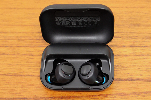 Mit den ersten Alexa-Ohrhörern stößt Amazon zudem in eine neue Produktkategorie vor, die bisher von Apples AirPods dominiert wird.