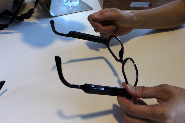 Die Brille hat keine Kamera oder Display, sondern ist nur zur Sprach-Kommunikation mit Alexa gedacht.