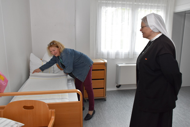 Drinnen legen die freiwillige Helferin Elfriede Ismaili (l.) und Generaloberin Maria Gerlinde Kätzler beim Einrichten Hand an.