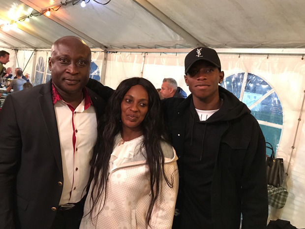 Eine besondere Begegnung – WSG-Vierfachtorschütze Kelvin Yeboah (r.) durfte sich in Wattens an der Seite von Vater Anthony freuen.