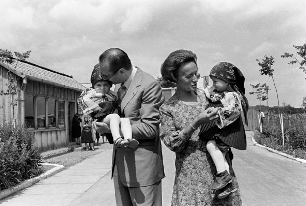 Chirac mit seiner Frau Bernadette, die er zeitlebens siezte, und den gemeinsamen Töchtern.