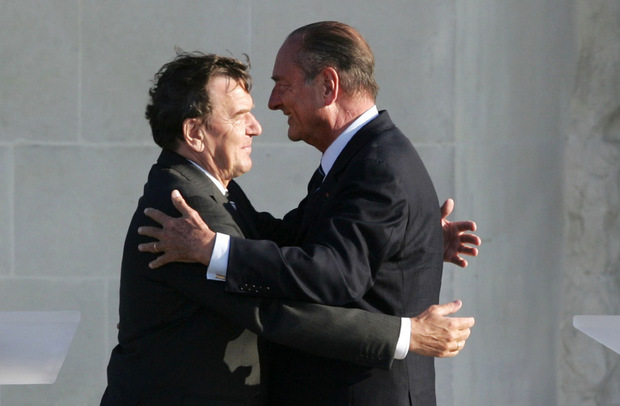 Chirac stemmte sich als Präsident im Jahr 2003 zusammen mit dem damaligen deutschen Kanzler Schröder gegen den US-Einmarsch im Irak.