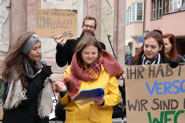 Anna-Lena Habsburg (l.) und Anna Perktold (Mitte) sind zwei der sechs Organisationsmitglieder, die seit Februar die Freitagsdemos in Tirol am Laufen und am Leben halten.