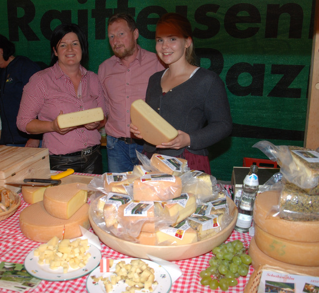 Das Scheibenalmteam mit Hildegard, Heinz und Elina (v. l.) berichtete von einer guten Almsaison.