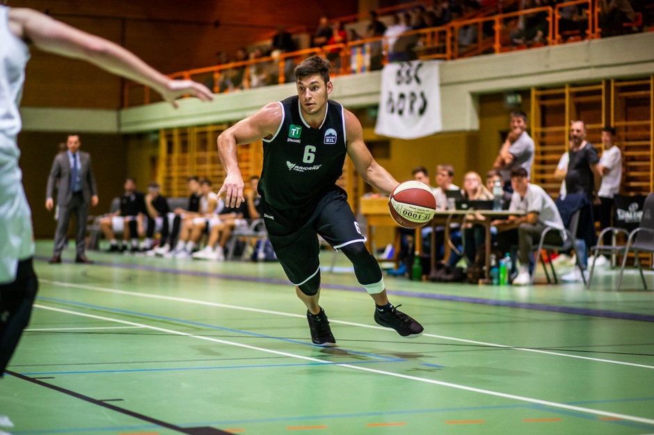 Raiders-Kapitän Stefan Oberhauser freut sich auf den ersten Auftritt auf dem glänzenden Parkett am Sonntag im Landessportcenter.