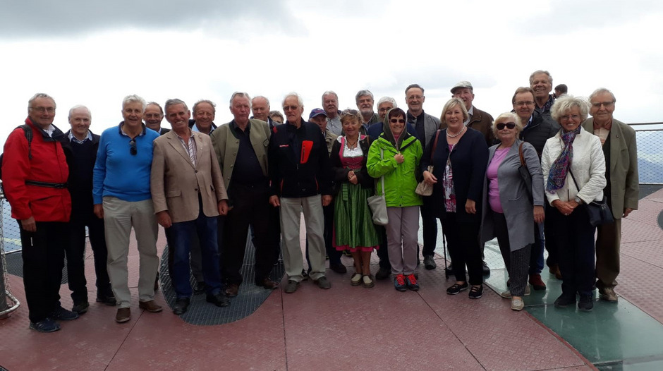 20 ehemalige Bürgermeister aus dem Bezirk Kitzbühel mit Andrä und Andreas Brandtner auf der Aussichtsplattform auf der Steinplatte.