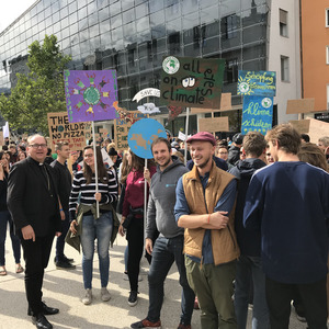 Erstmals mischte sich auch Bischof Hermann Glettler unter die Klima-Aktivistem und war Teil des Demo-Zugs.