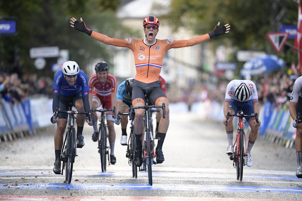 Der tragische Held: Nils Eekhoff, Sunweb-Teamkollege des Osttirolers Felix Gall, gewann im Sprint das U23-Rennen.