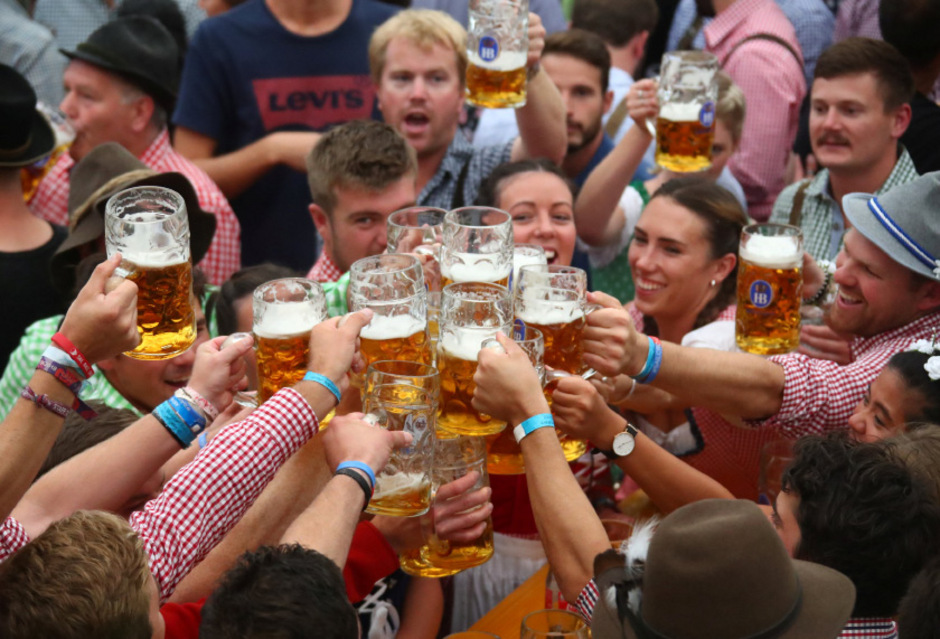 Die Preise für Essen und Trinken sind in diesem Jahr wieder gestiegen. Wiesnbesucher zahlen 11,50 Euro pro Maß, 8,70 Euro für Wasser und bis zu 12,70 Euro für ein Brathendl. Der Eintritt auf das Volksfest ist kostenlos.