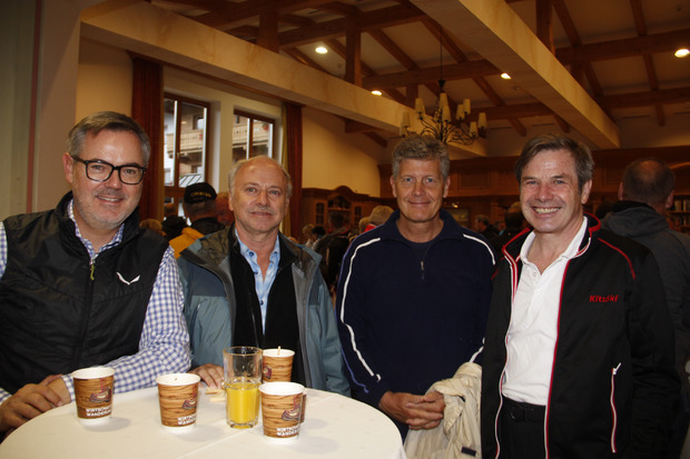 NR Josef Lettenbichler, WK-Kitzbühel-Obmann Klaus Lackner, Gault-Millau-Herausgeber Karl Hohenlohe und Neo-Bergbahn-Vorstand Anton Bodner (v. l.) bereiteten sich mit Kaffee vor.