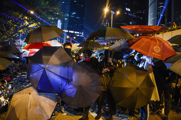 Die „Regenschirmbewegung“ erhielt ihren Namen anlässlich der Demokratiebewegung in Hongkong im September 2014. Demonstranten setzten damals Schirme gegen Sonne, Regen und das Pfefferspray der Polizei ein.