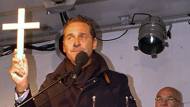 Mit einem hölzernen Kruzifix in der Hand demonstrierte FPÖ-Chef Heinz Christian Strache 2009 gegen den Ausbau eines muslimischen Kulturzentrums in Wien. Mit dem Auftritt zog er damals den Ärger der Kirche auf sich.