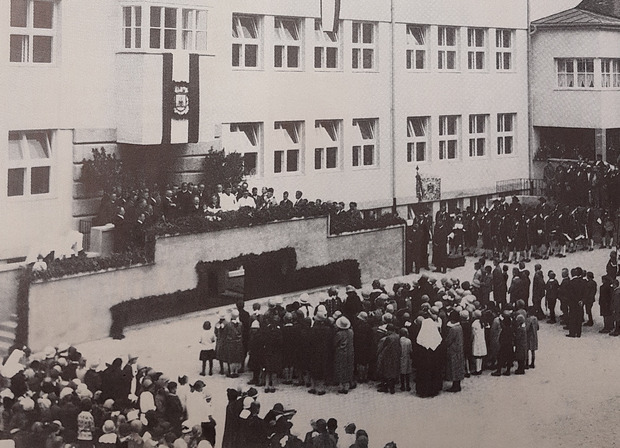 Eröffnungs- und Segnungsfeier vor dem Schulhaus war am 30. September 1928.