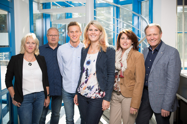 Betriebsübergabe bei Hörburger (v.?l.): Ursula, Kurt und Thomas Hörburger mit Sabrina, Vroni und GF Manfred Hörburger.