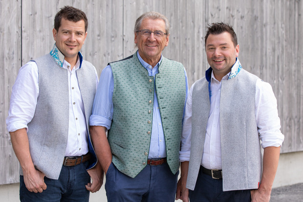 Heinrich (l.) und Christian (r.) führen die Erfolgsgeschichte des Vaters und Heumilch-Pioniers Heinz Kröll (M.) in 3. Generation weiter. Die Heumilch-Spezialitäten ihres Familienbetriebes sind besonders in Tirol sehr beliebt.