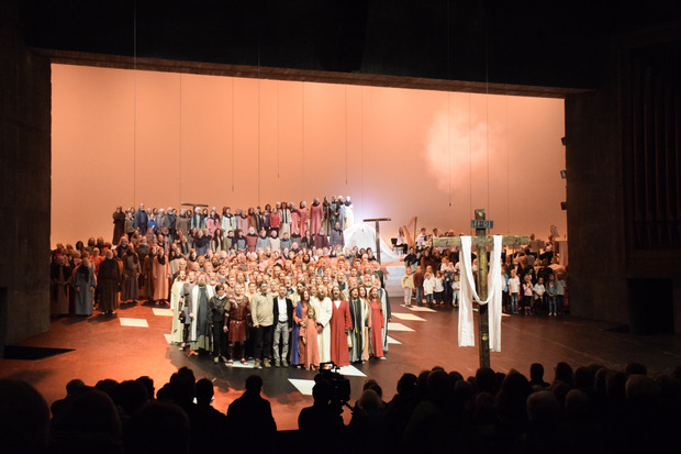 Schlussbild bei den Passionsspielen Erl 2019: Am Ende kamen noch einmal alle auf die Bühne des Festspielhauses.