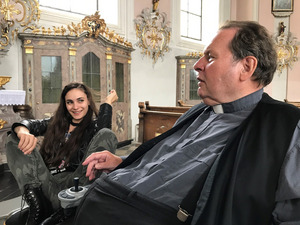 Sofia (Jasmin Mairhofer) und Pfarrer Anton (Ottfried Fischer).
