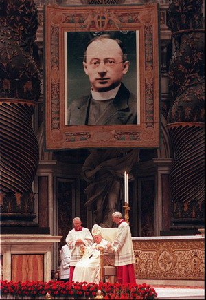 Papst Johannes Paul II. spricht Otto Neururer 1996 selig.