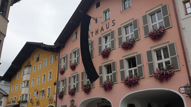 Zeichen der Trauer: Vom Kitzbüheler Rathaus weht eine schwarze Fahne.