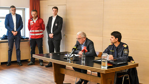 LKA-Chef Walter Pupp und Bezirkspolizeikommandant Martin Reisenzein informierten über den aktuellen Stand der Ermittlungen. Der Pressekonferenz wohnten auch Vertreter des Roten Kreuzes und der Kitzbüheler Bürgermeister bei.