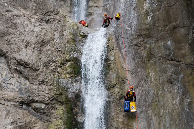 Bei der Übung am Frauenbach-Wasserfall in Lavant mussten die Wasserretter Teilnehmer einer Canyoning-Gruppe bergen.