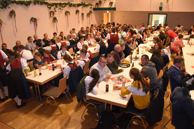 „Full House“ mit 200 Besuchern im umbenannten Anna-Dengel-Saal zur Feier Pfarrer Baumgartners.