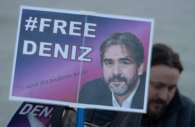 Ein Unterstützer von Deniz Yücel forderte Freiheit für den Journalisten.