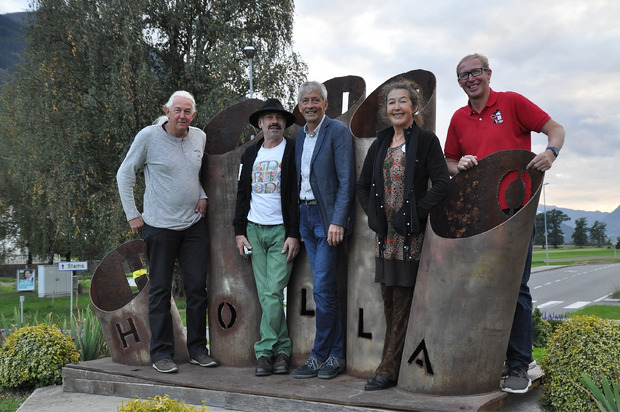 Die Kreisverkehrskünstler Bernhard Witsch, Otmar Senn, Vize-BM Gerhard Wallner, Ursula Beiler und Mario Raich (v. l.) mit der „Holla-Hand“.