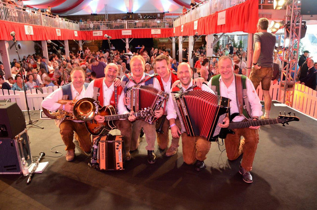 Schlagerfans kommen im Oktoberfest-Zelt voll auf ihre Kosten.