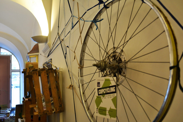 Ein altes Fahrrad gehört zu den Dekorationsobjekten des provisorischen Cafés.