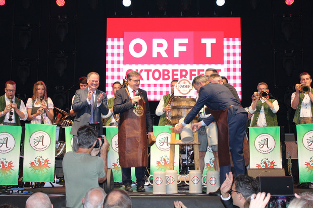 Flankiert von LH Günther Platter setzte Innsbrucks BM Georg Willi bei der Herbstmesse-Eröffnung zum obligaten Bieranstich an, während sich die ersten Messe-Besucher in den Hallen bereits kundig machten.