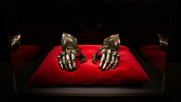Handschuhe von Maximilian I. (ca. 1490, Augsburg, Patrimonio Nacional, Madrid, Real Armería)