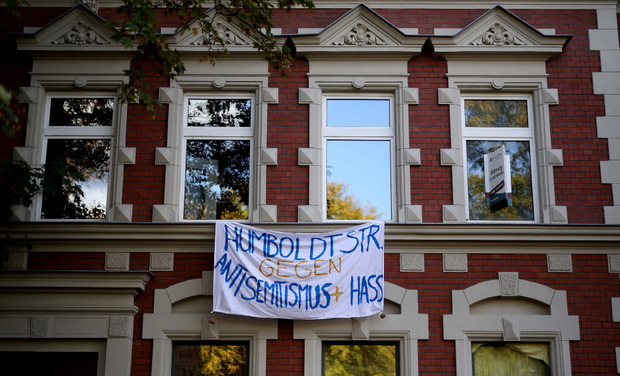 Anwohner hängen am Donnerstag spontan das selbstgemalte Transparent an ihr Fenster.