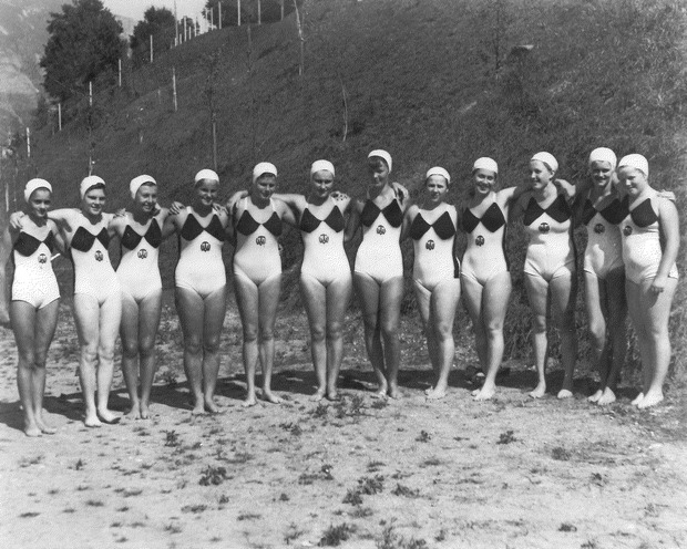 Historisches Bild von TWV-Schwimmerinnen – auch „Figurenliegen“ (Synchronschwimmen) war einst eine Sektion des Vereins.