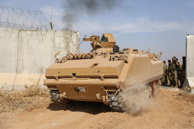 Pro-türkische syrische Streitkräfte an der Grenze.