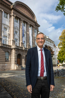 Rektor Tilman Märk vor dem Haupteingang „seiner“ Universität Innsbruck.