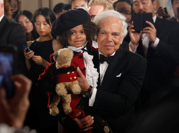Designer Ralph Lauren mit einem Kinder-Model anlässlich seines 50-jährigen Fashion-Events im September des Vorjahres.