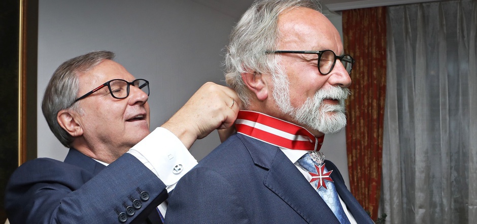 Botschafter Schwarzinger (l.) überreichte Botschafter Reiterer den Orden.