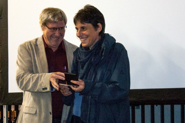 Bei der Überreichung des Landesmeistertitels: Christian Newesely vom Verband der Österreichischen AmateurFotografen Vereine mit Martina Matuella (l., v. l.).