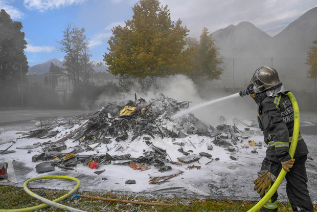 Die Feuerwehr konnte das Feuer rasch löschen, dank der schnellen Reaktion des Fahrers wurde der Lkw nur leicht beschädigt.