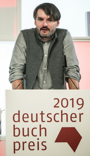 In seiner Dankesrede ritt der Gewinner heftige Attacken gegen den österreichischen Literaturnobelpreisträger des Jahres 2019, Peter Handke.