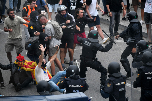 Bei Zusammenstößen mit der Polizei wurden mehr als 30 Menschen verletzt.