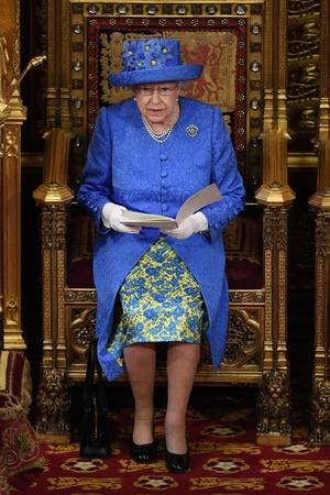 Im Juni 2017 war die Queen anlässlich ihrer Rede im Parlament in EU-Farben gehüllt.