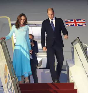 Bei der Ankunft trug Kate ein knöchellanges hellblaues Kleid mit Wasserfallkragen und langen Ärmeln, kombiniert mit einer hellblauen Hose und hautfarbenen Pumps.