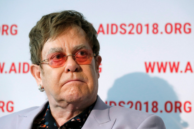„Es war beunruhigend, in seiner Nähe zu sein. (...) Er war geisteskrank.“
Sir Elton John (Musiker)