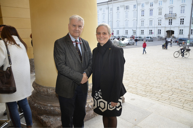 Unirat Anton Pelinka mit Vizerektorin Anke Bockreis vor dem Landestheater.