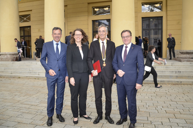 LH Günther Platter (r.) und BM Georg Willi (l.) mit Bundesministerin Iris Rauskala und Rektor Tilmann Märk beim Festakt.