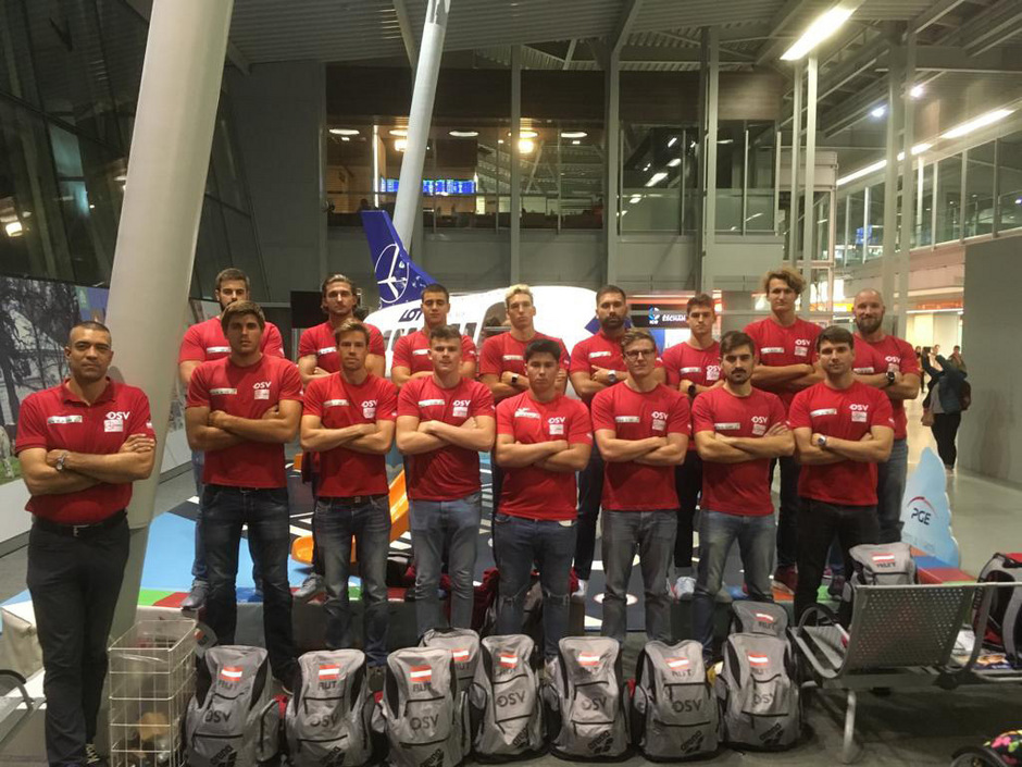 Bereit für das nächste Turnier: Österreichs Wasserball-Nationalteam mit vier Tirolern in der hinteren Reihe: Luis (3.?v.?l.) und Nick Vondrak (4.?v.?l.), Johannes Gratzl (1.?v.?l.) sowie Tobias Schlappack (3.?v.?r.).