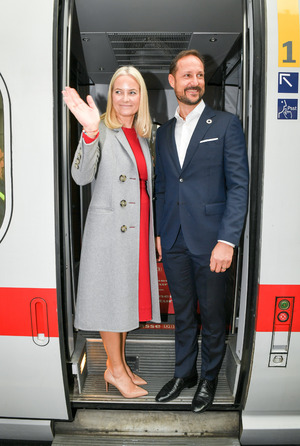 Norwegens Kronprinzenpaar Haakon und Mette-Marit reiste mit einem Sonderzug nach Frankfurt.